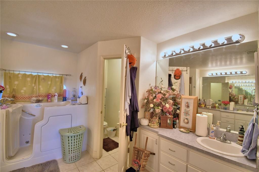 Bathroom, Dual Sink Vanities, Interior, Recessed Lighting