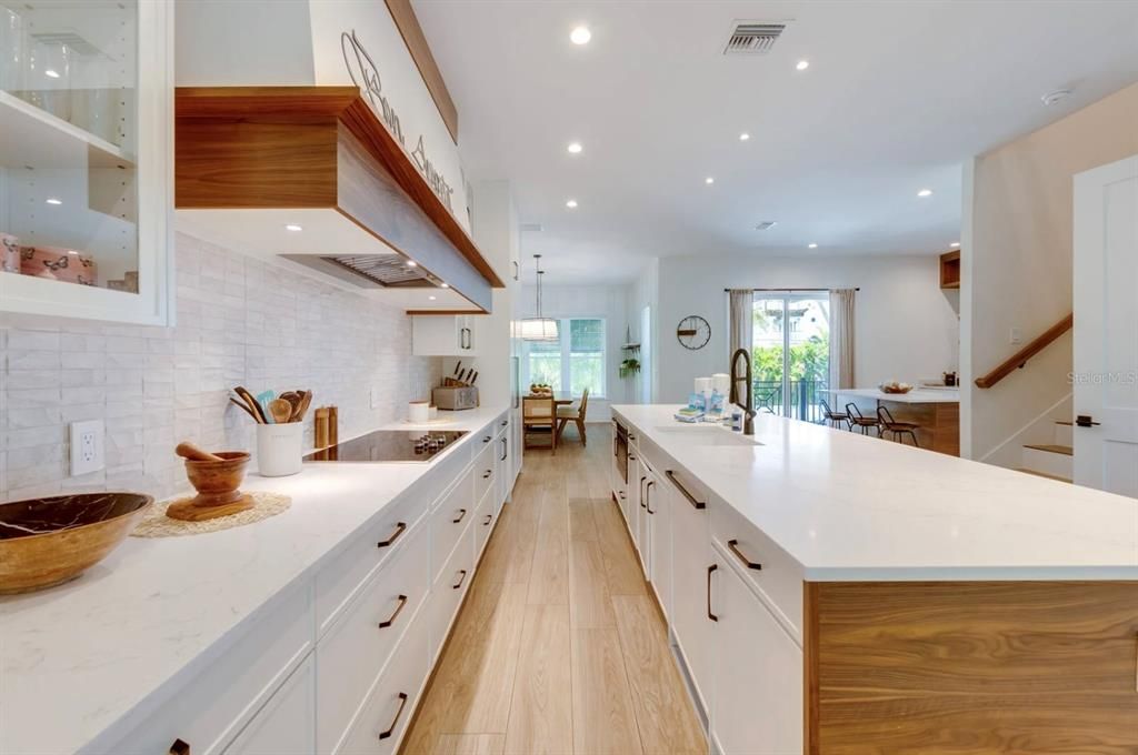 Dining room, Interior, Kitchen, Pendant Lights, Recessed Lighting, Wood Texture Flooring