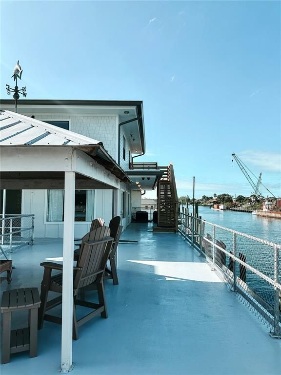 Exterior, Lake