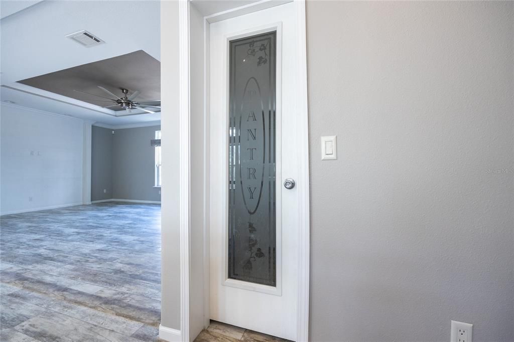 Empty room, Interior