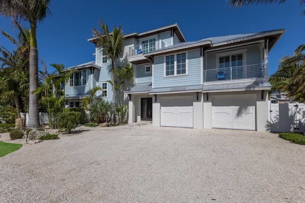 Attached, Exterior, Facade, Mediterranean