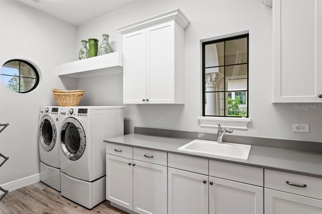 Interior, Washer, Wood Texture Flooring