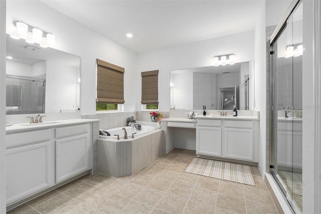 Bathroom, Dual Sink Vanities, Interior, Recessed Lighting