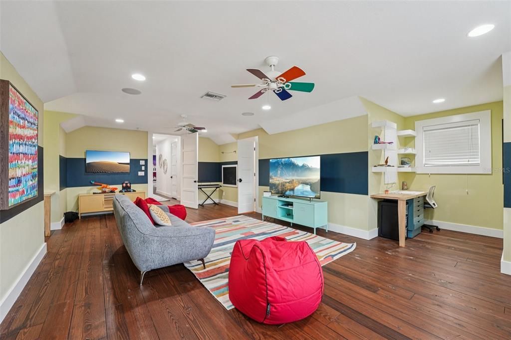 Interior, Recessed Lighting, Wood Texture Flooring