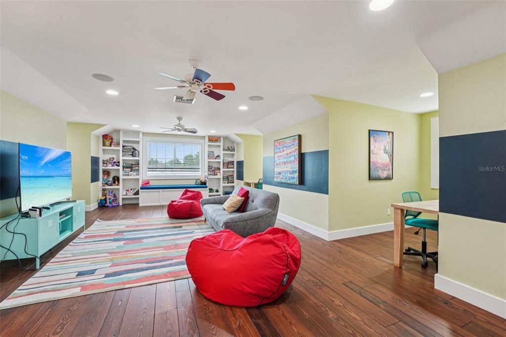 Interior, Recessed Lighting, Wood Texture Flooring