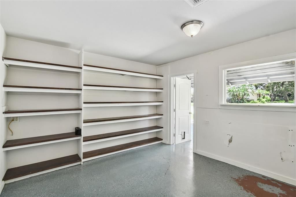 Empty room, Interior