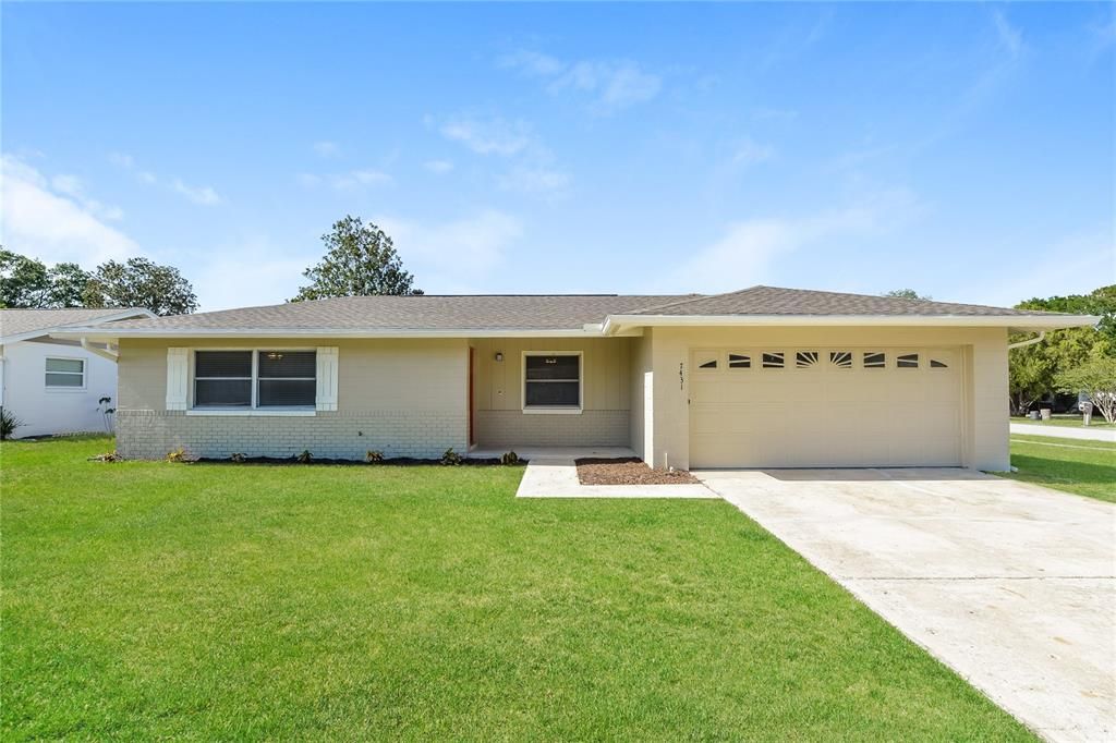 Attached, Exterior, Facade, Ranch
