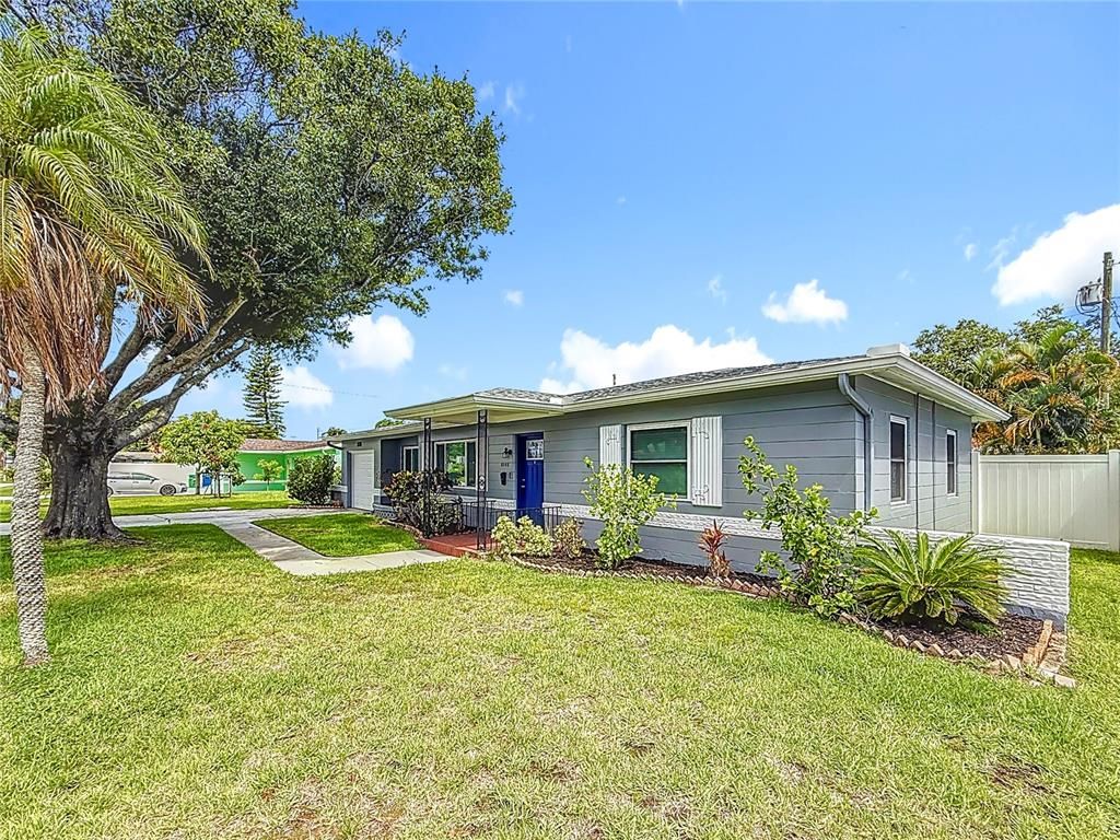 Backyard, Exterior, Facade, Ranch