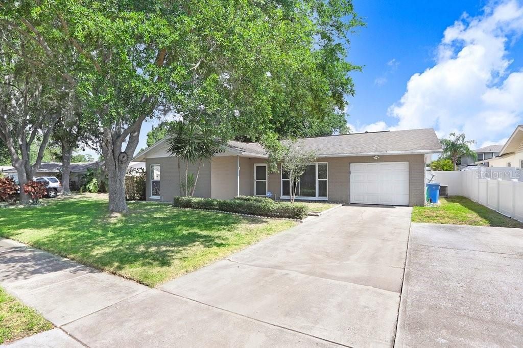 Attached, Exterior, Facade, Ranch