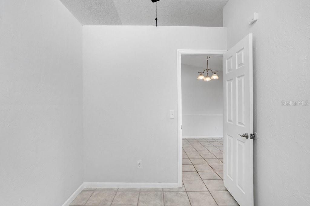 Empty room, Interior