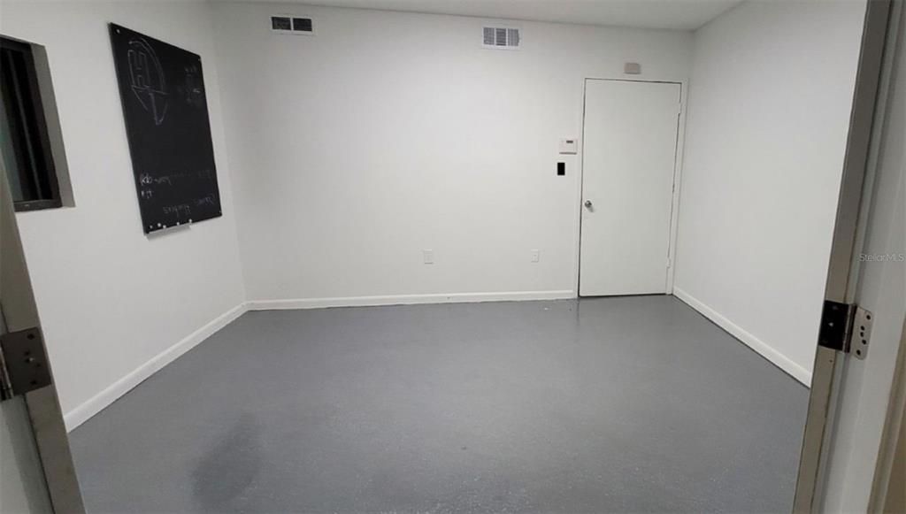 Empty room, Interior