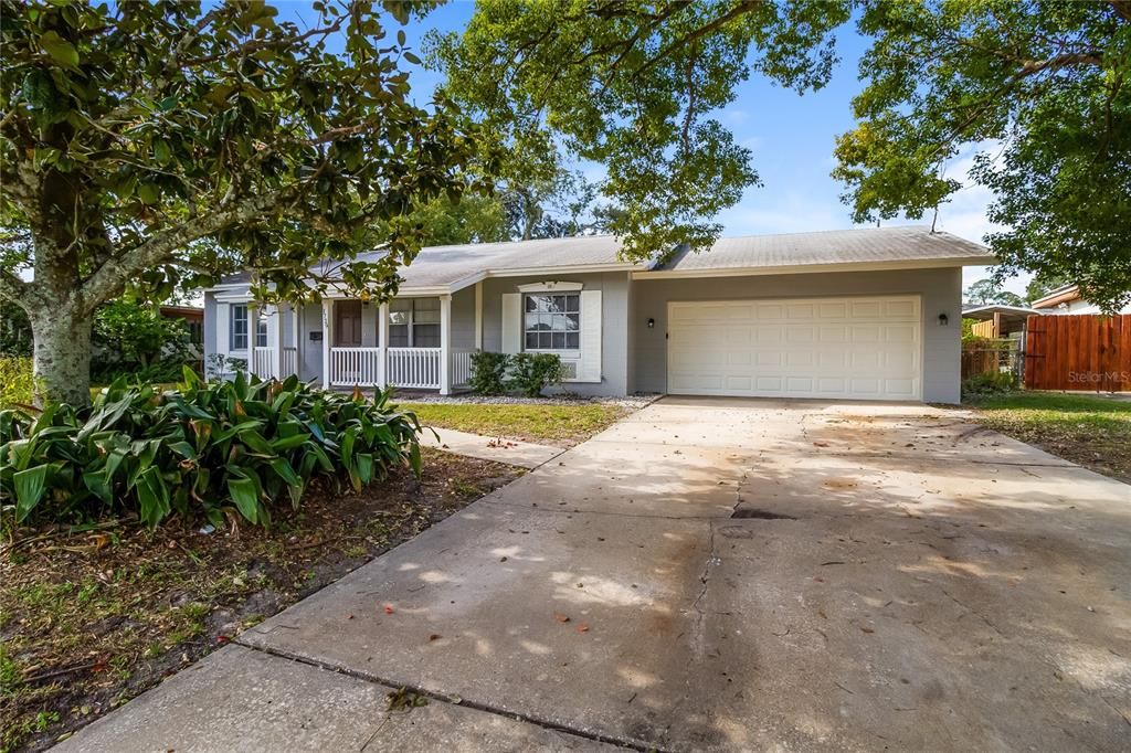 Attached, Exterior, Facade, Ranch