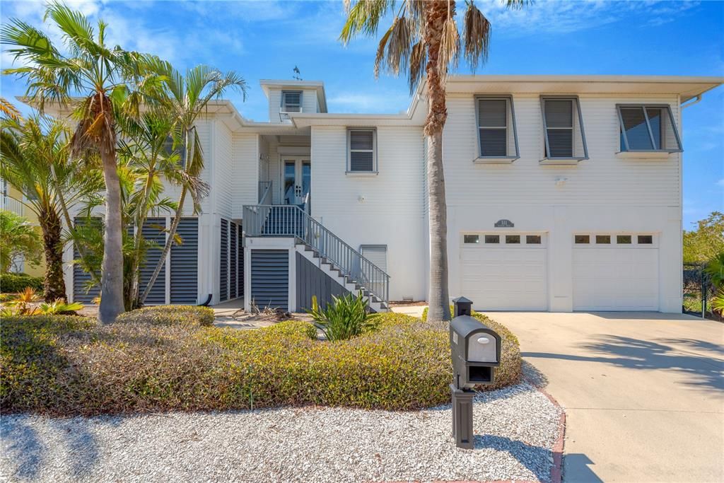 Attached, Exterior, Facade, Raised Ranch