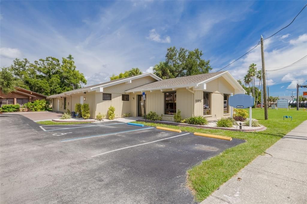 Exterior, Facade, Ranch
