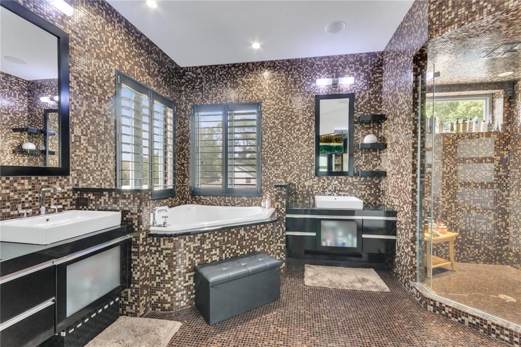 Bathroom, Dual Sink Vanities, Interior, Recessed Lighting