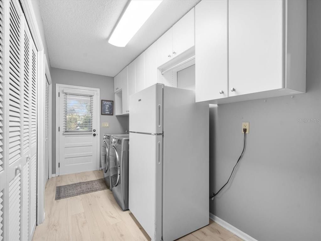 Interior, Washer, Wood Texture Flooring