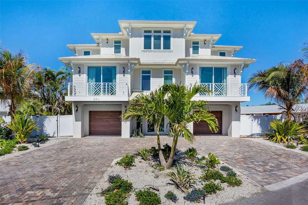 Attached, Exterior, Facade, Modern