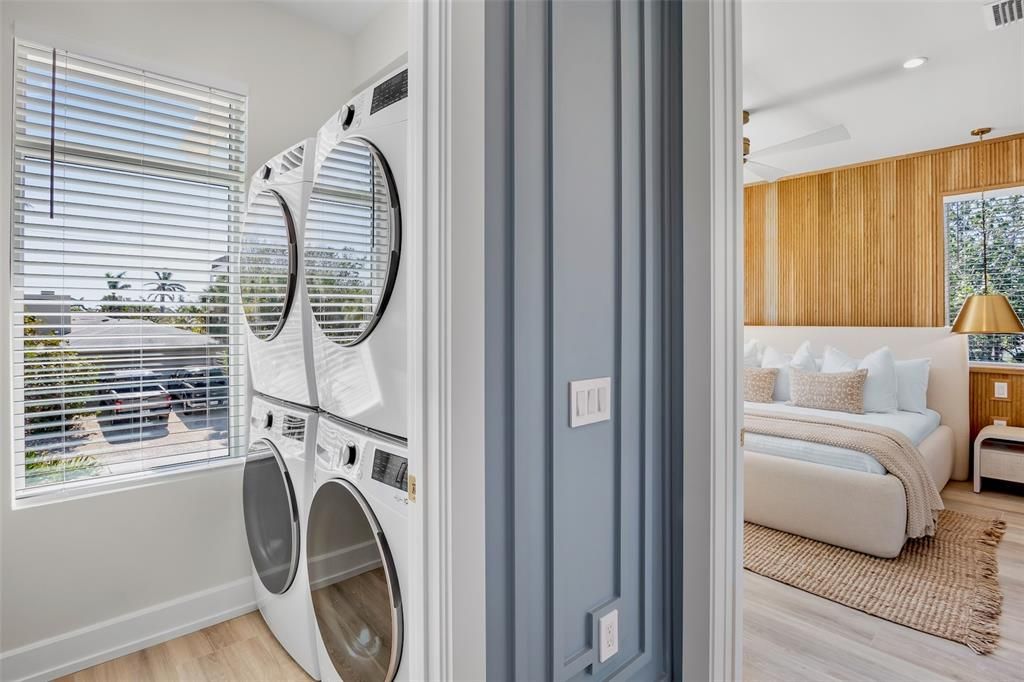 Bedroom, Interior, Utility Closets, Washer, Wood Texture Flooring