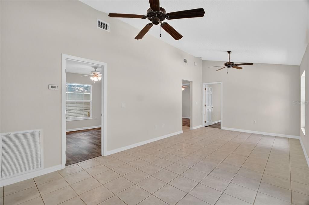 Empty room, Interior