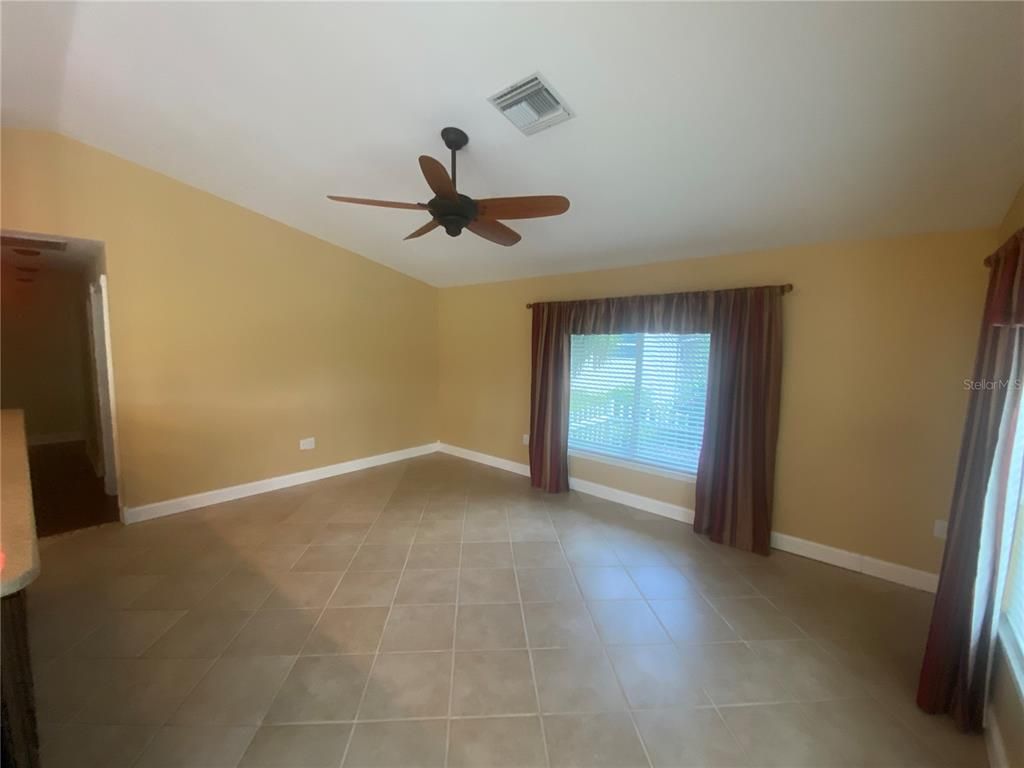 Empty room, Interior