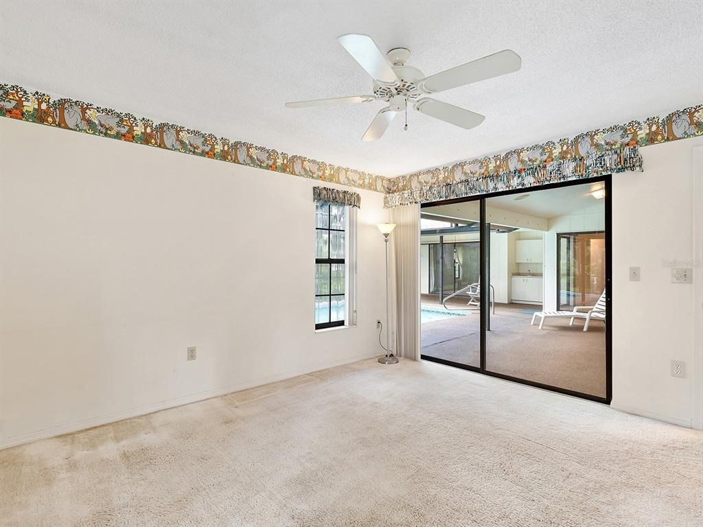 Empty room, Interior