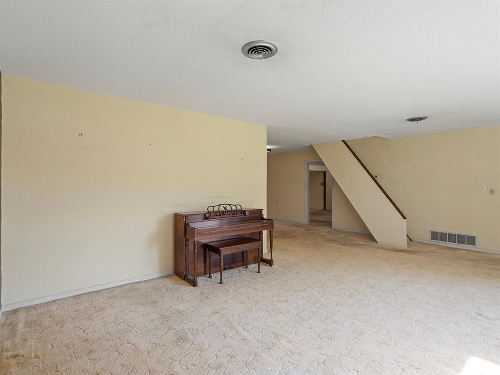 Interior, Piano