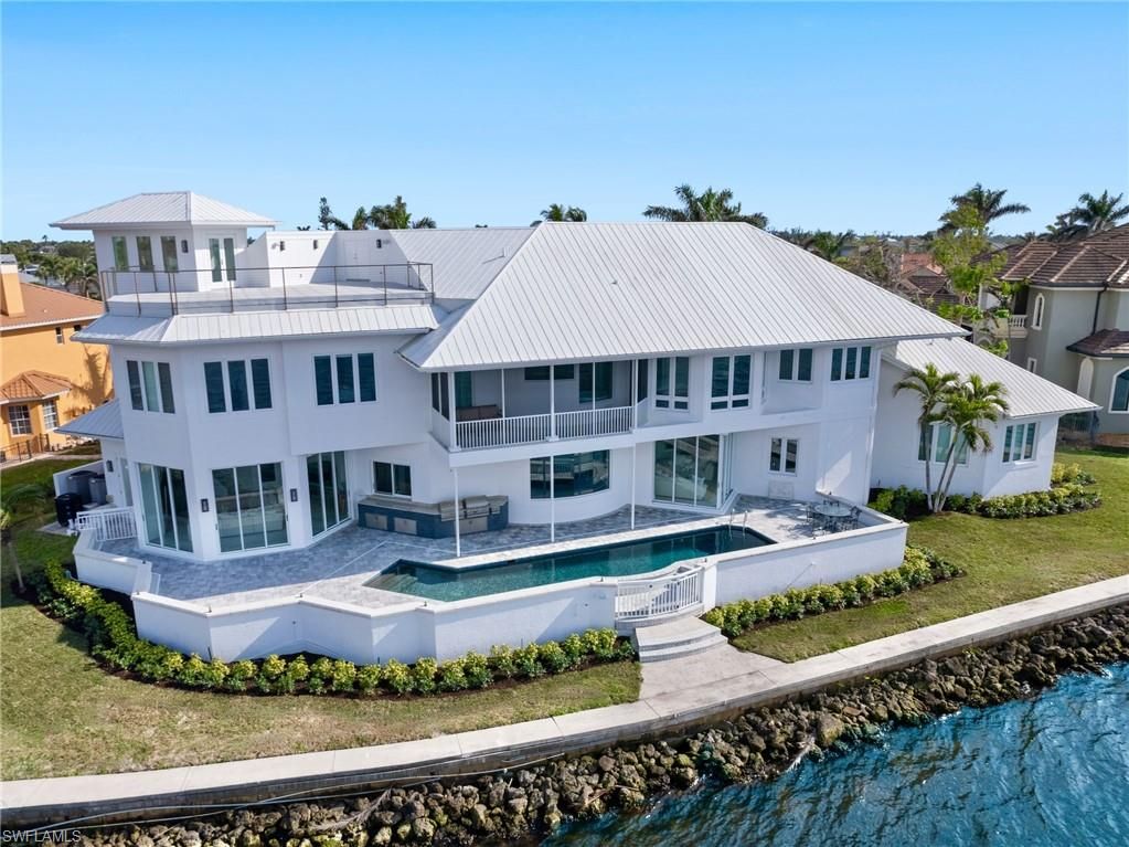 Exterior, Facade, Pool, Farmhouse
