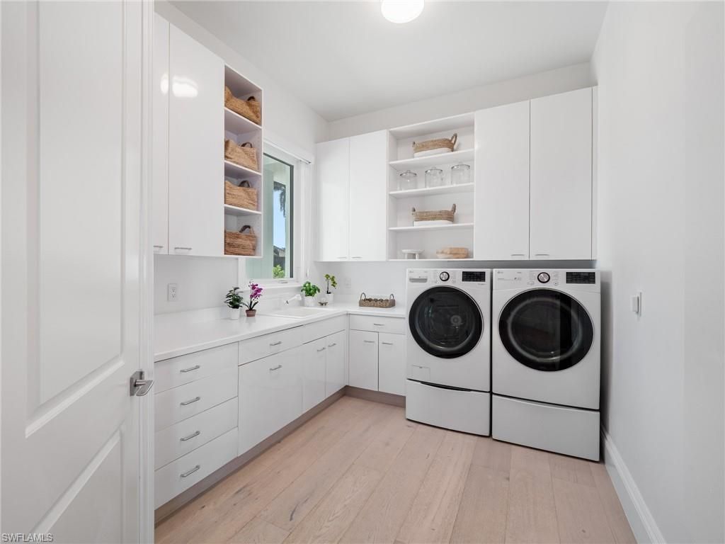 Interior, Washer, Wood Texture Flooring
