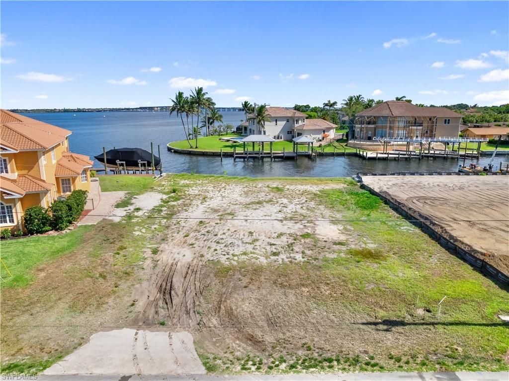 Exterior, Lake