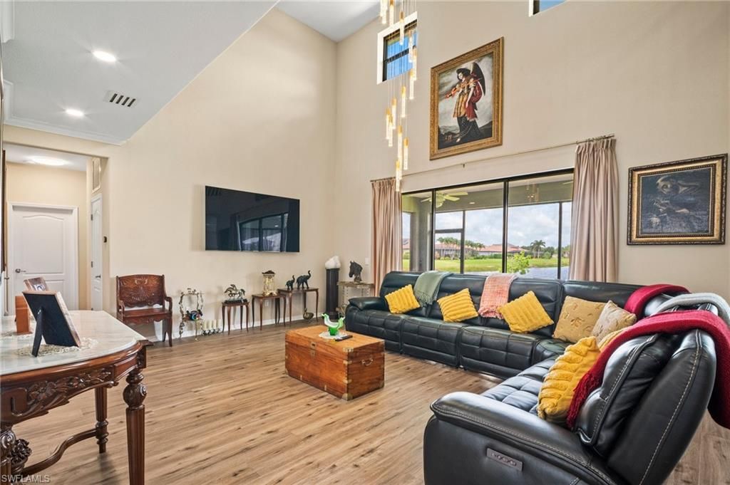 Interior, Living room, Pendant Lights, Piano, Recessed Lighting, Wood Texture Flooring