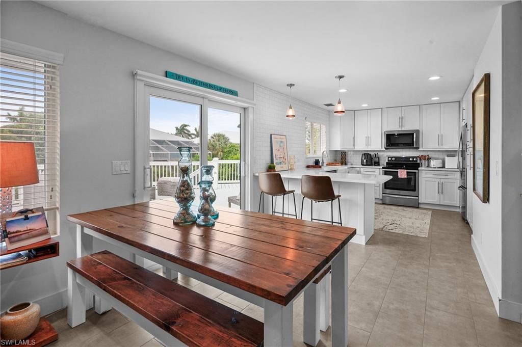 Dining room, Interior, Kitchen, Pendant Lights, Recessed Lighting, Stainless Steel Appliances
