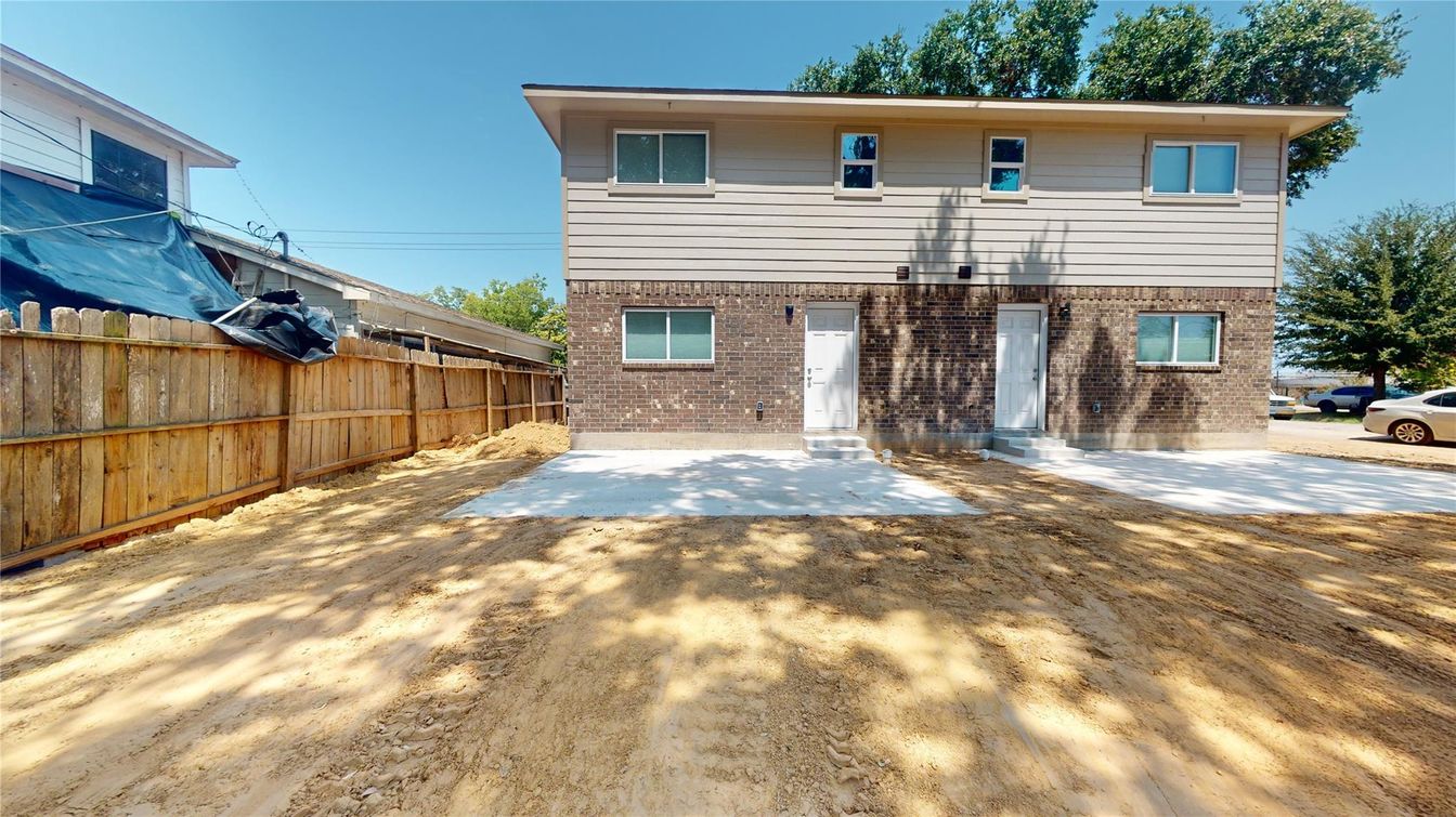 Exterior, Facade, Brick Facade, Raised Ranch