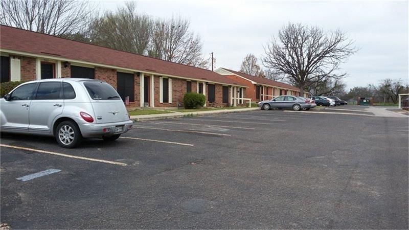 Exterior, Facade, Brick Facade, Ranch