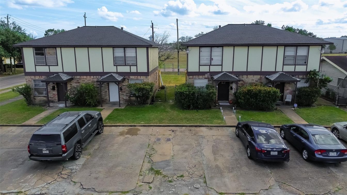 Exterior, Facade, Tudor Revival