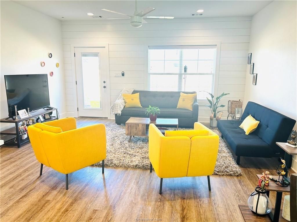 Interior, Living room, Recessed Lighting, Wood Texture Flooring