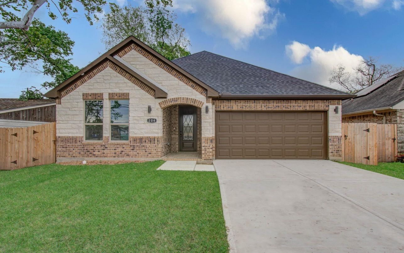 Attached, Exterior, Facade, Brick Traditional