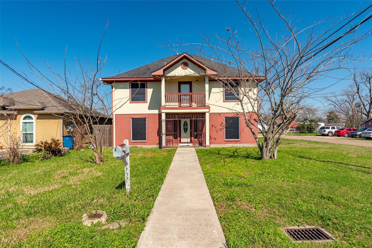 Backyard, Exterior, Facade, Queen Anne Victorian