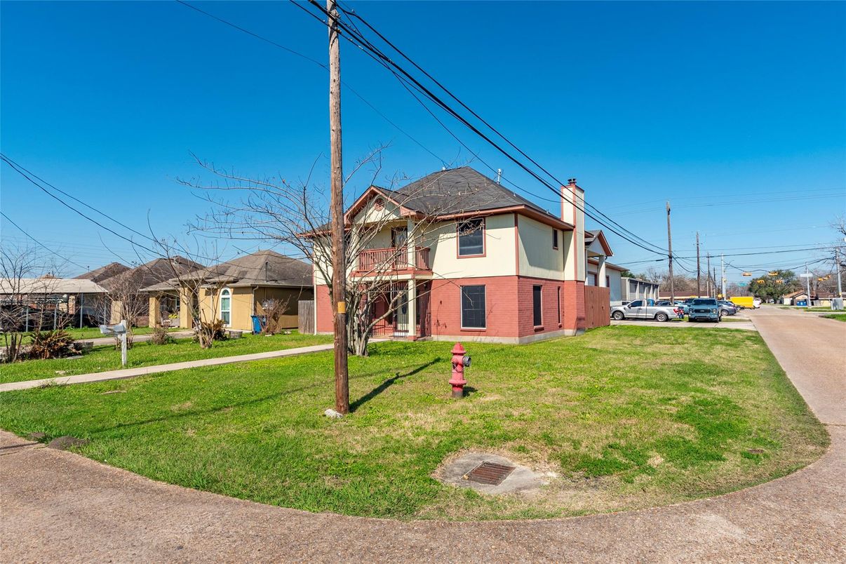 Backyard, Exterior, Facade, Queen Anne Victorian