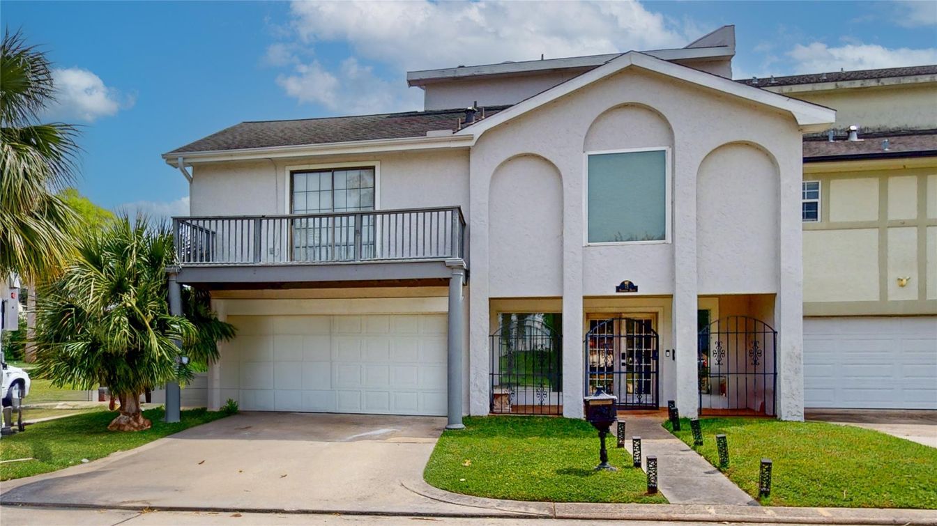 Attached, Exterior, Facade, Modern