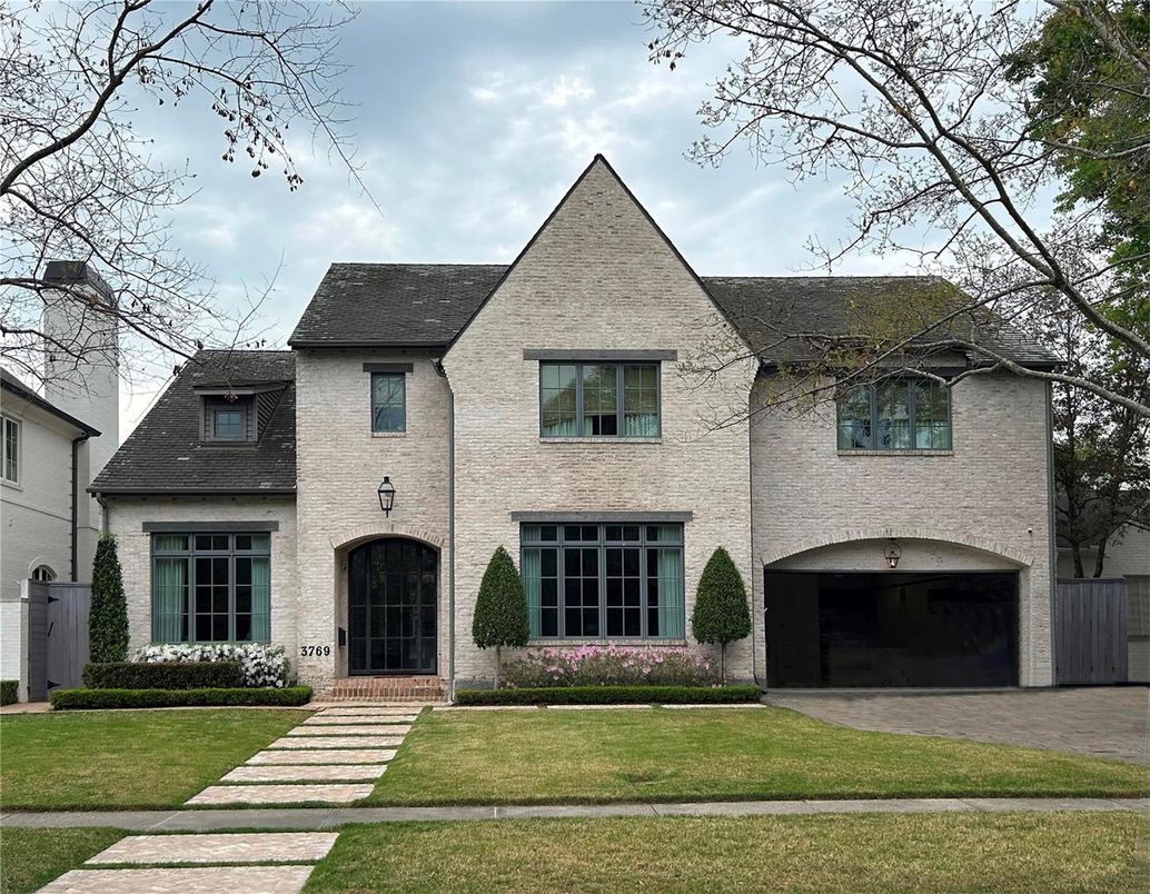 Attached, Exterior, Facade, French Provincial