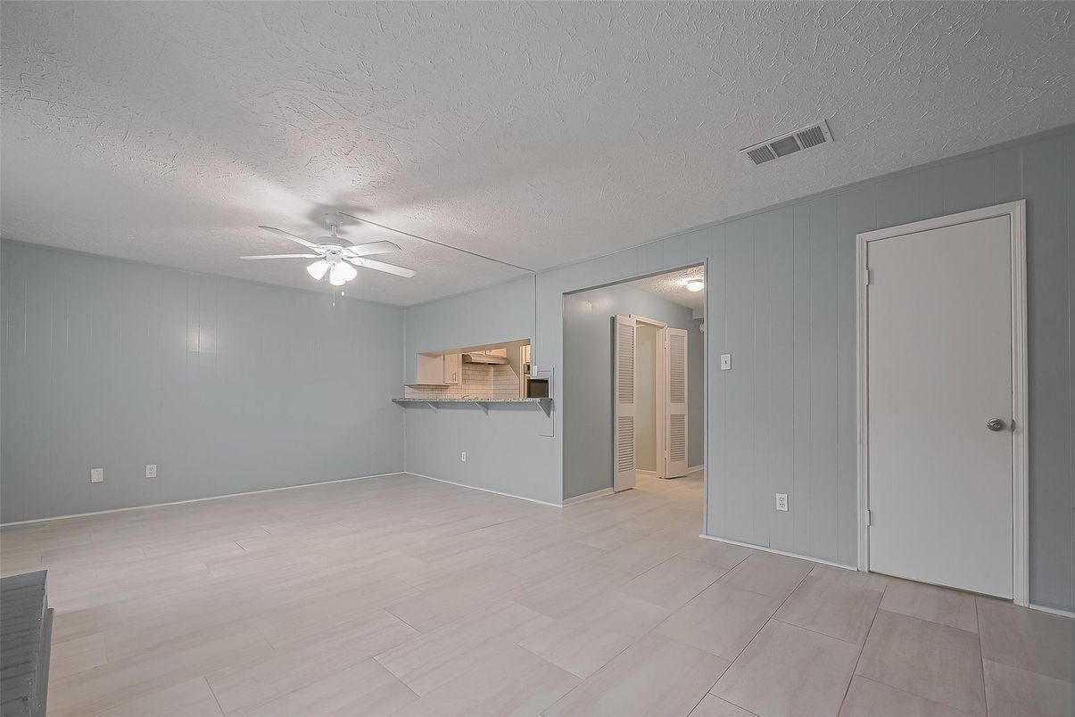 Empty room, Interior