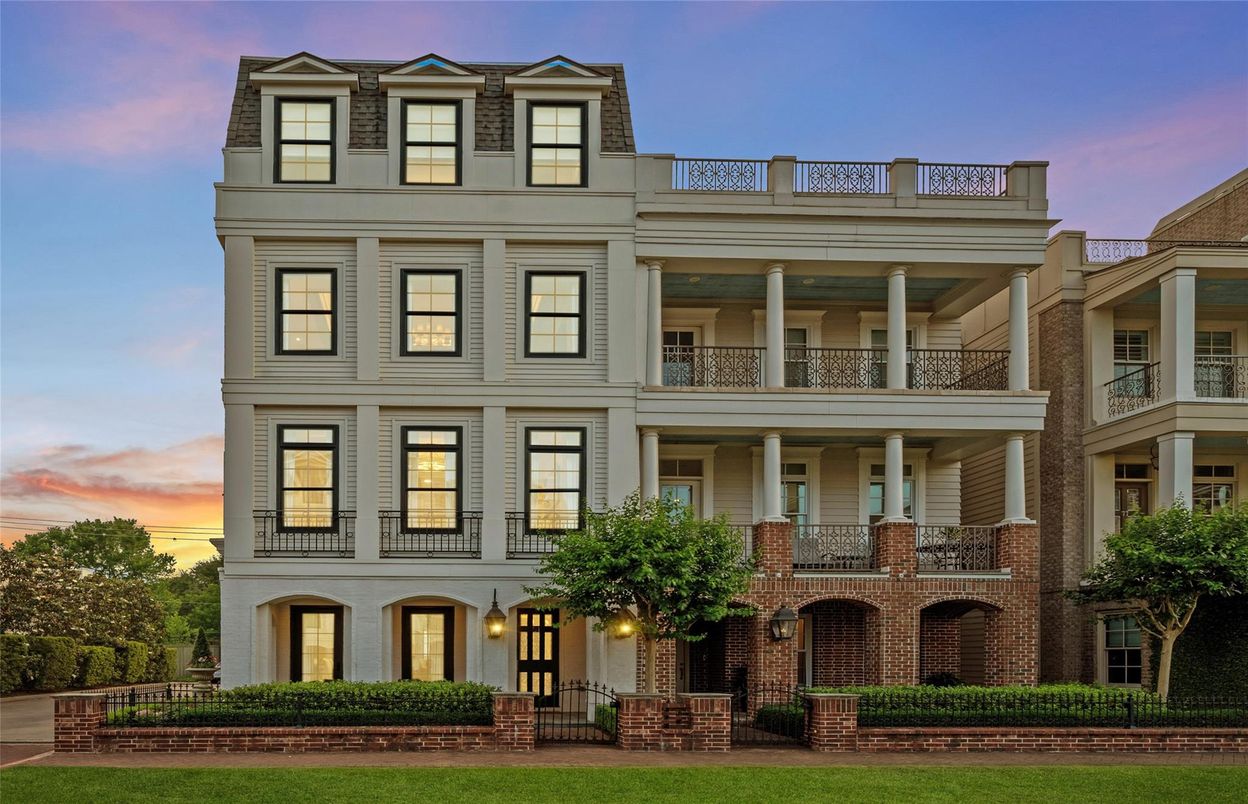 Exterior, Facade, Brick Facade, Rowhouse