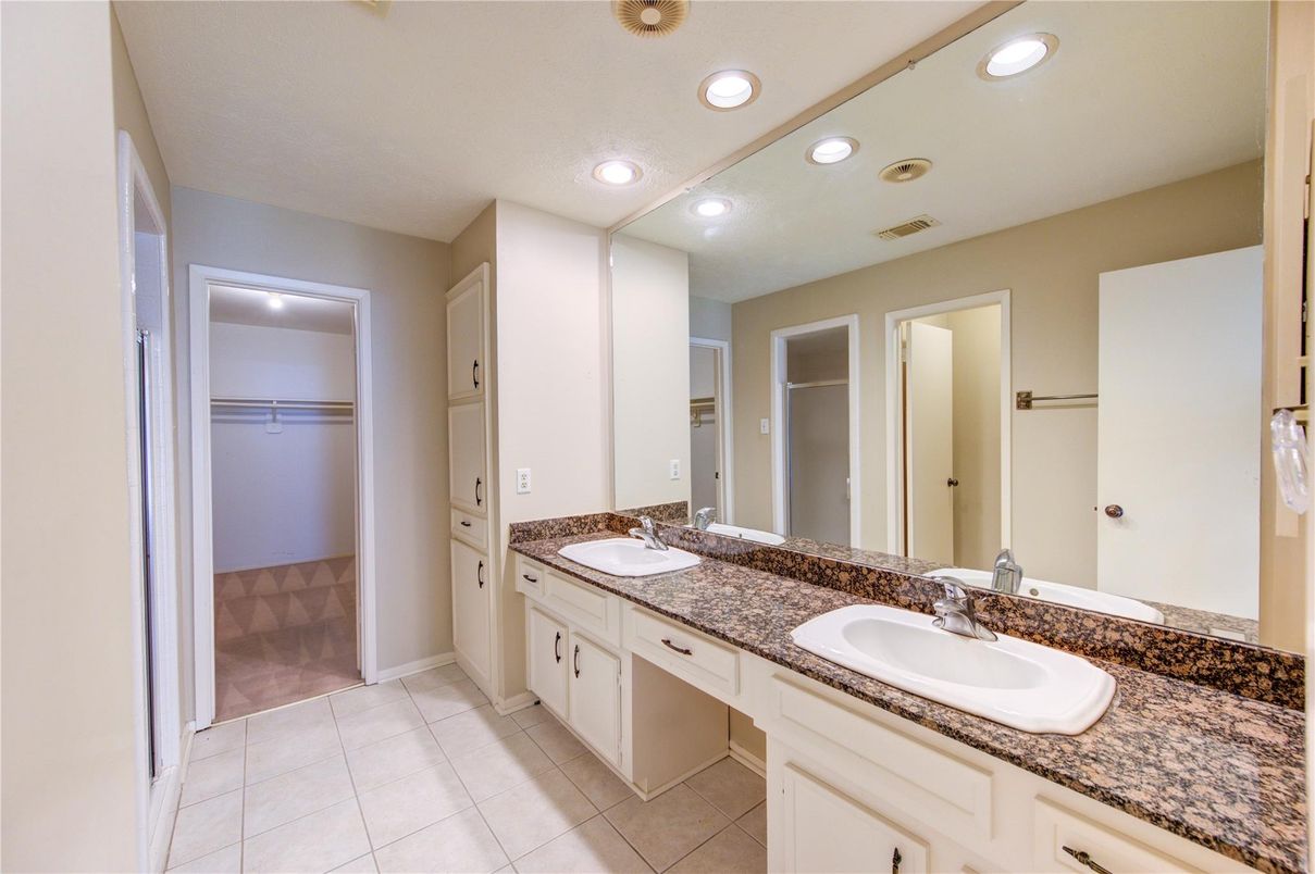 Bathroom, Dual Sink Vanities, Interior, Recessed Lighting