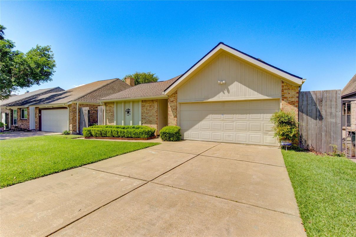 Attached, Exterior, Facade, Brick Facade, Ranch