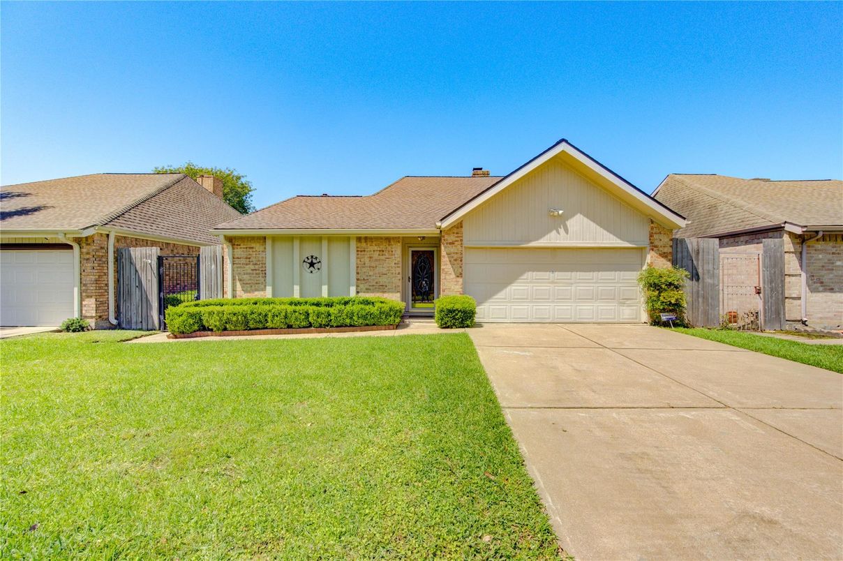 Attached, Backyard, Exterior, Facade, Brick Facade, Ranch