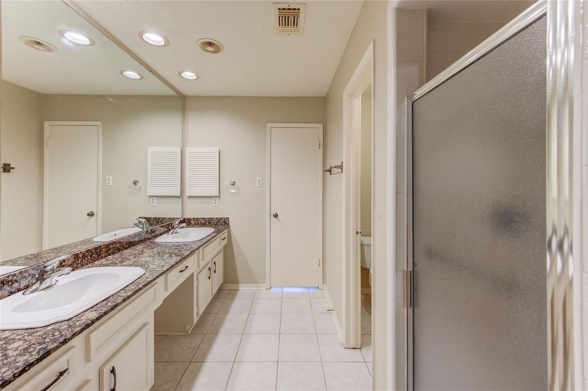 Bathroom, Dual Sink Vanities, Interior, Recessed Lighting