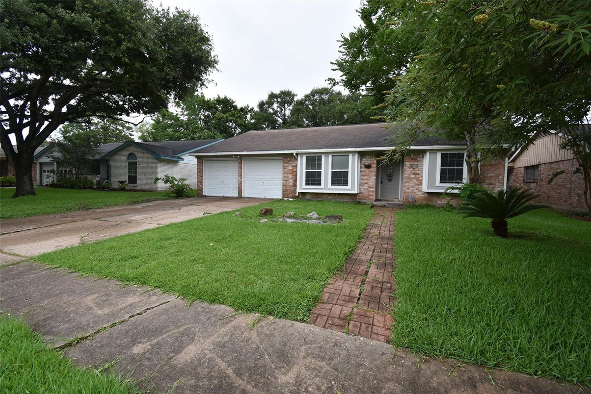 Attached, Exterior, Facade, Ranch
