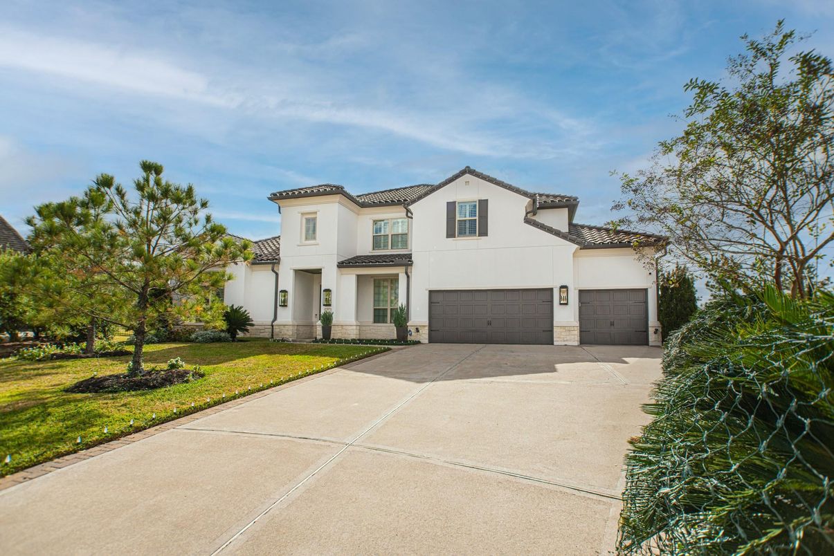 Attached, Exterior, Facade, Mediterranean