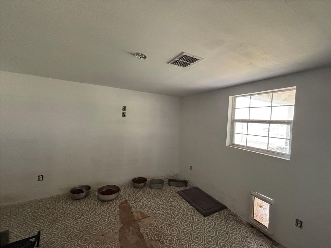 Empty room, Interior