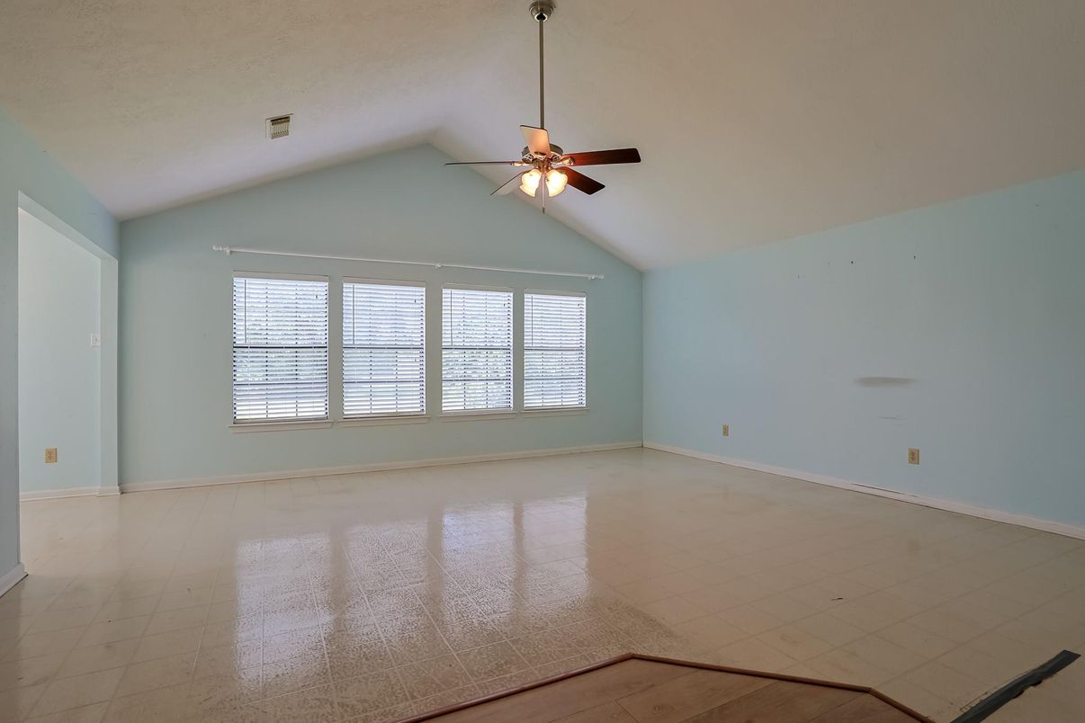 Empty room, Interior